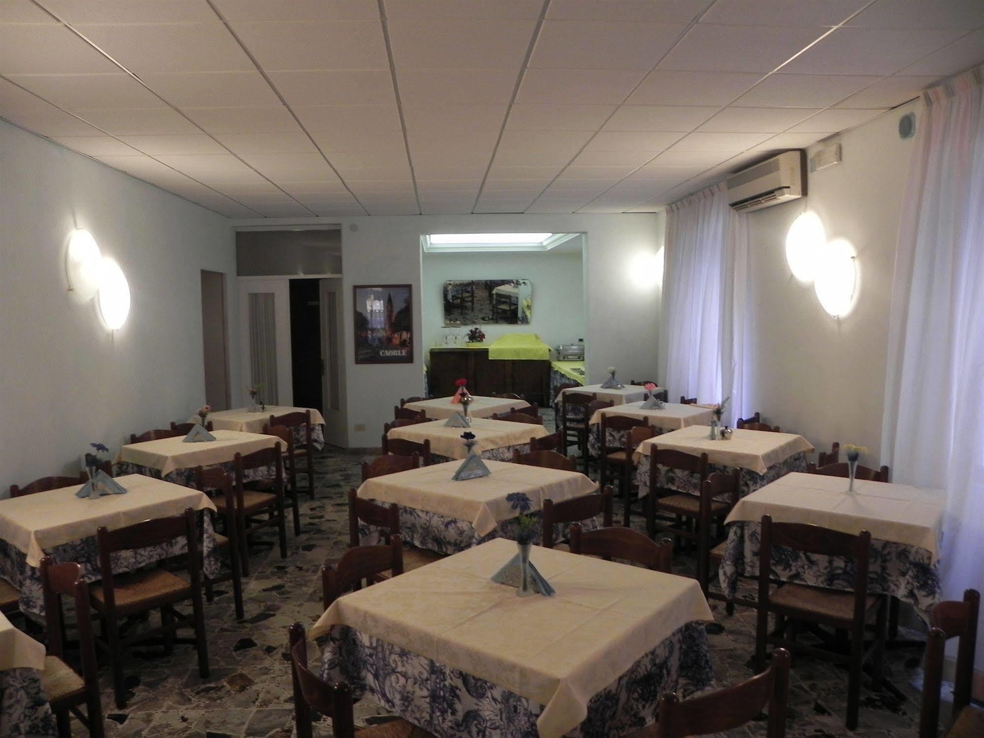 Hotel Antonella Каорле Экстерьер фото