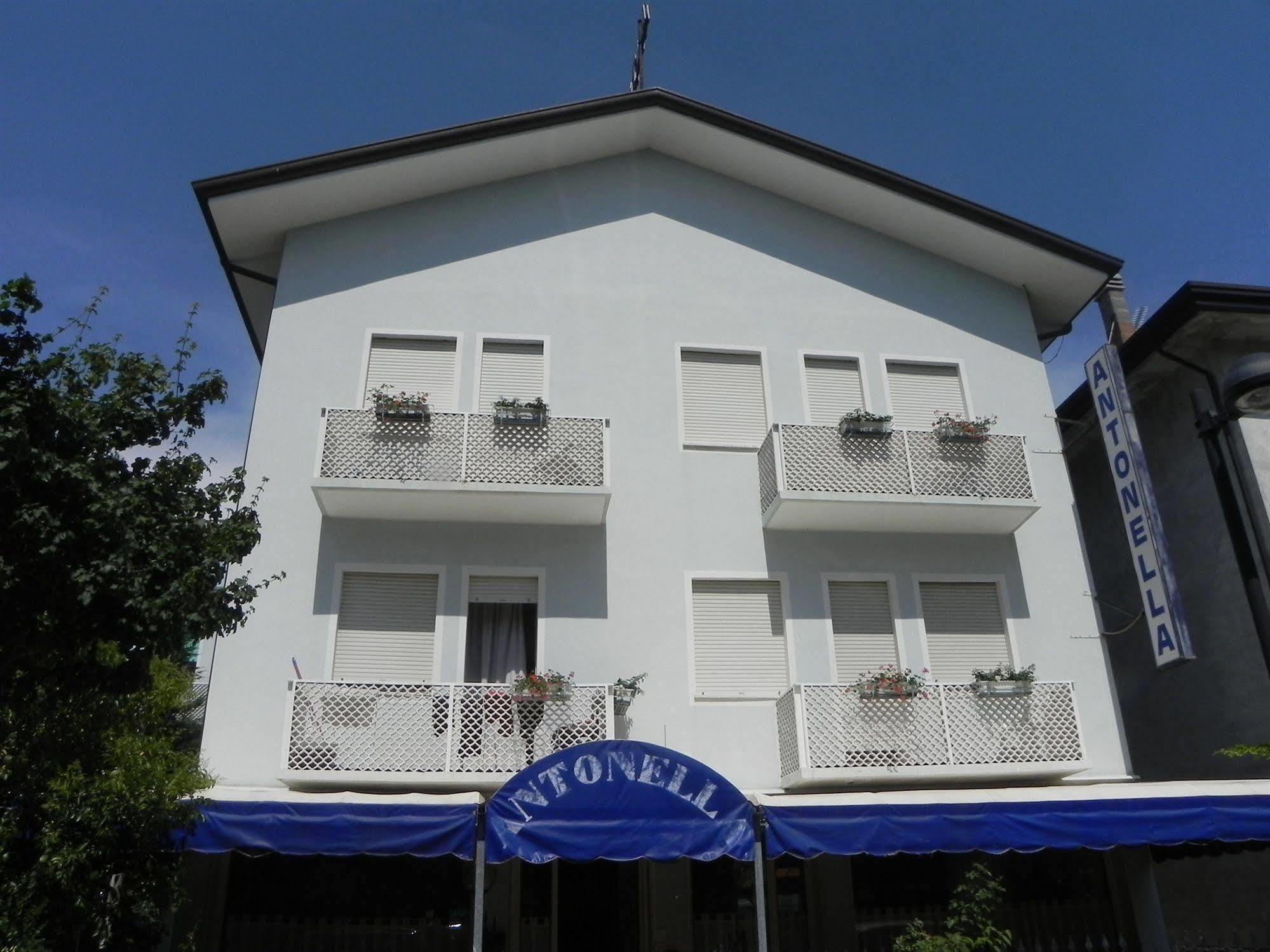 Hotel Antonella Каорле Экстерьер фото
